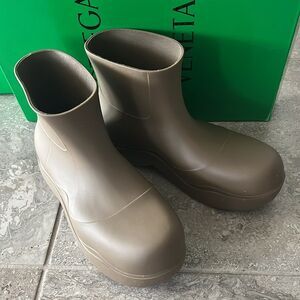 Bottega Veneta Men's Puddle Rain Boots Ankle Boots, Brown, New, Size 42